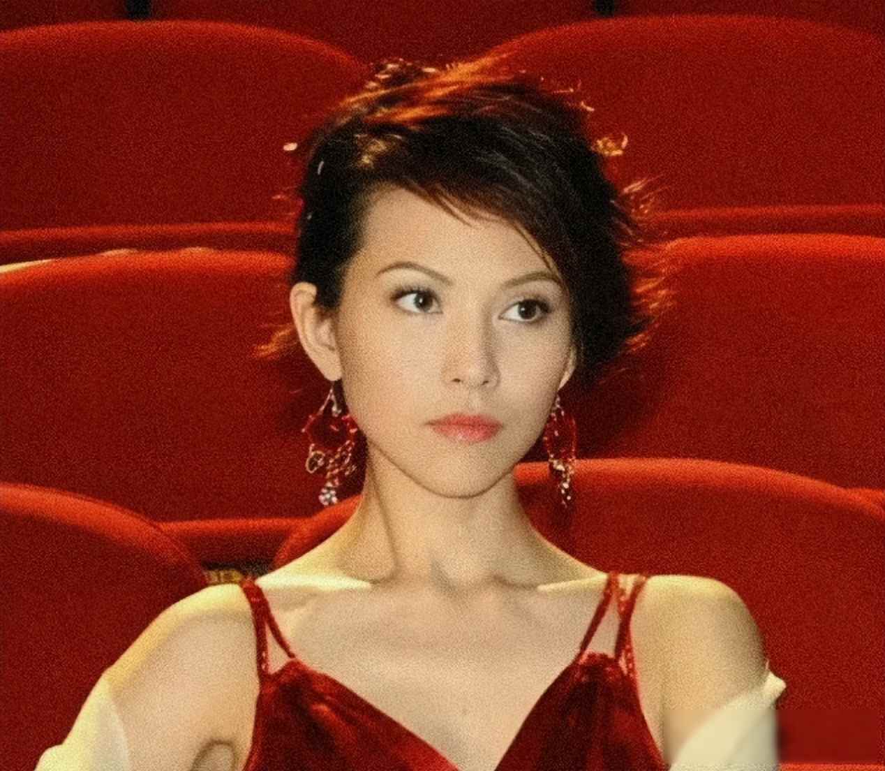 蔡少芬晒全家福遭质疑重男轻女，女儿身高引争议，高龄拼子为何执着？