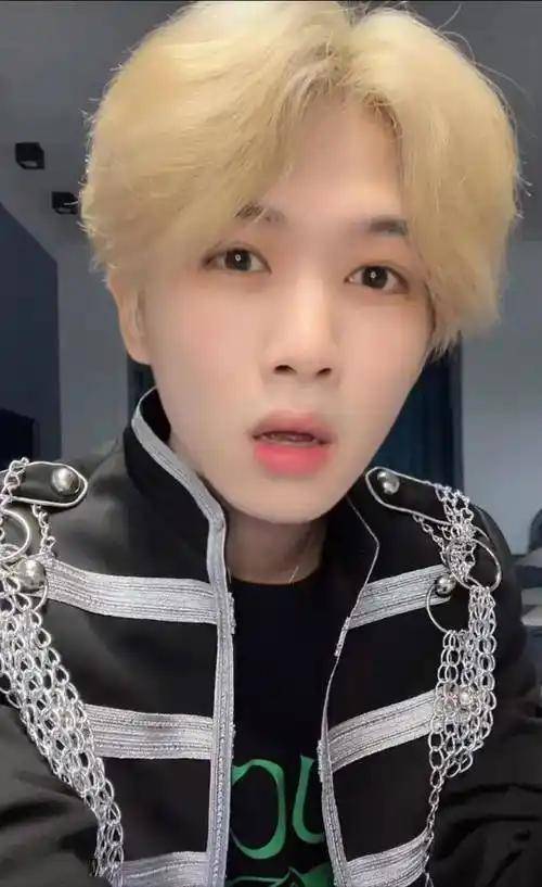 鹿哈官宣领证！8年爱情长跑终成正果，娇妻身材火辣，夫妻相拉满