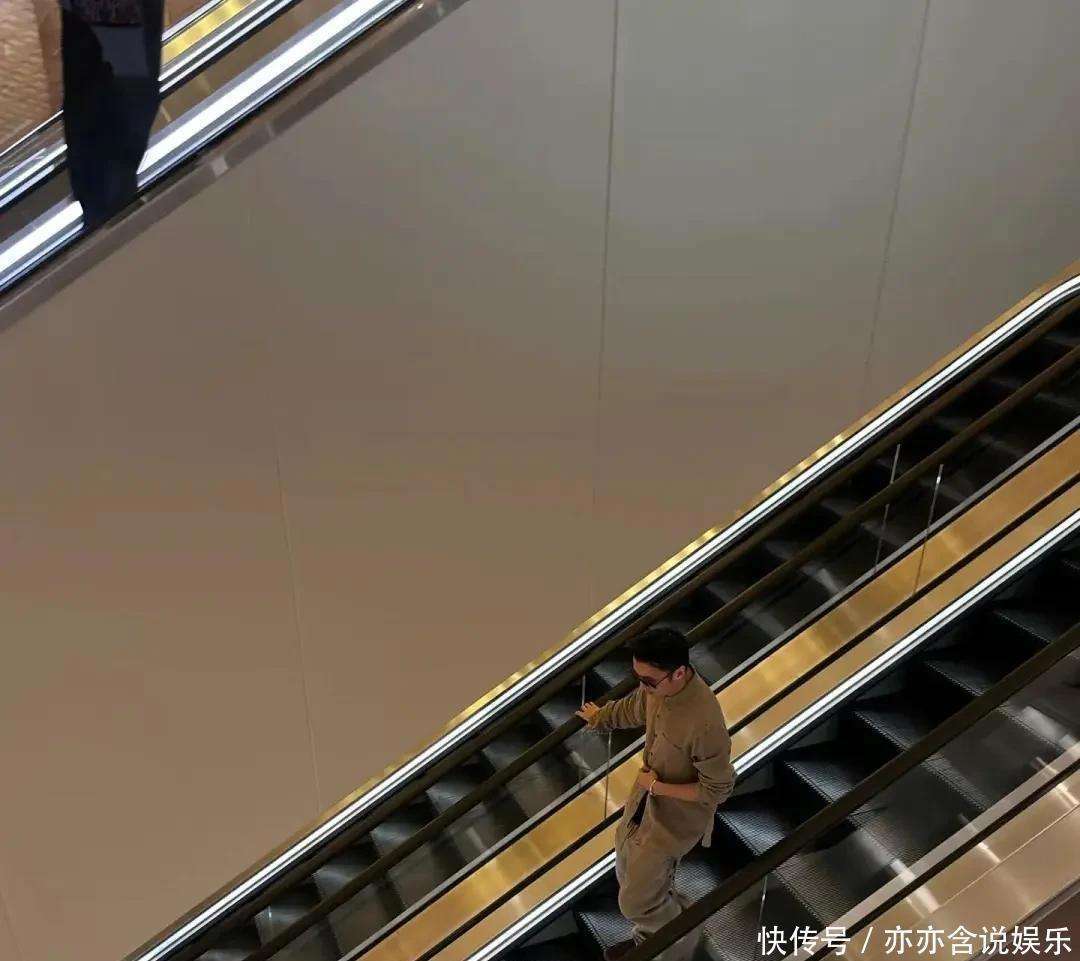 谢霆锋获赞帅气，他与长子逛商场被偶遇，父子虽少言却满满父爱