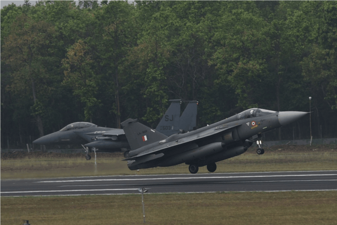 印度国产“光辉”战机飞行表演时坠毁，现场燃起浓烟，飞行员确认死亡