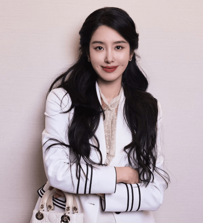 杨采钰被质疑缺钱了，最新活动一脸憔悴，嫁豪门生娃还要频繁站台