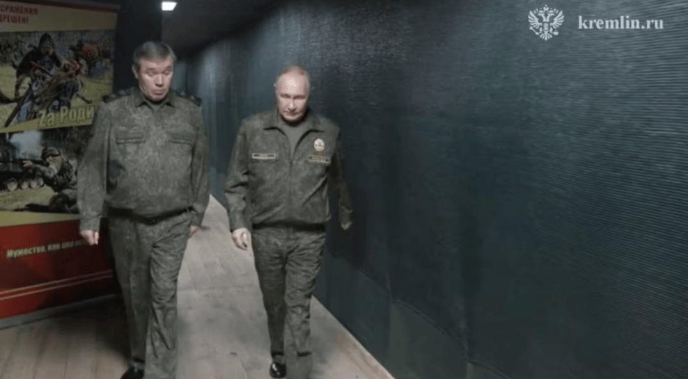 特朗普强推“28点和平计划”,普京一身戎装现身前线,美俄一文一武要泽连斯基彻底认命