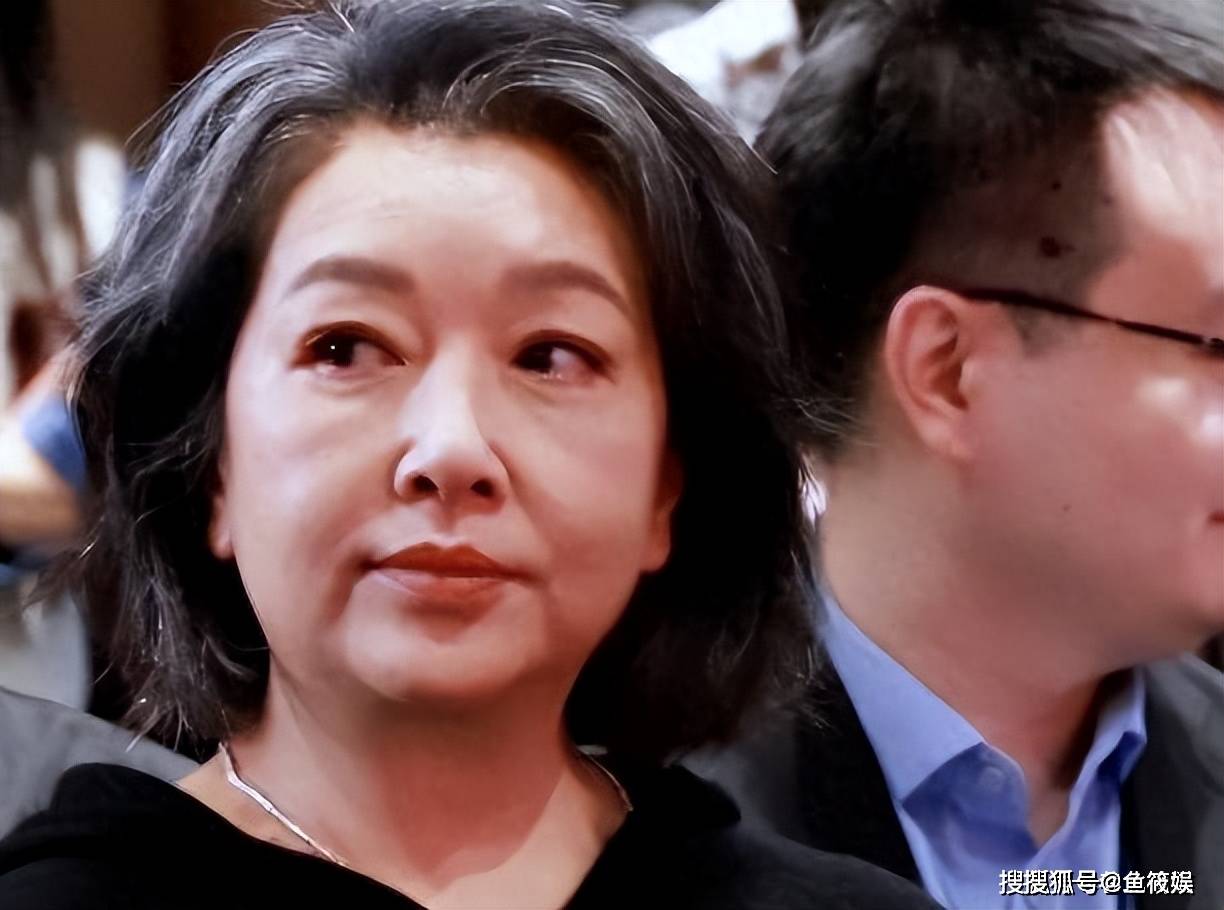 江珊始料未及！57岁白发未染、富态尽显的她竟再度翻红