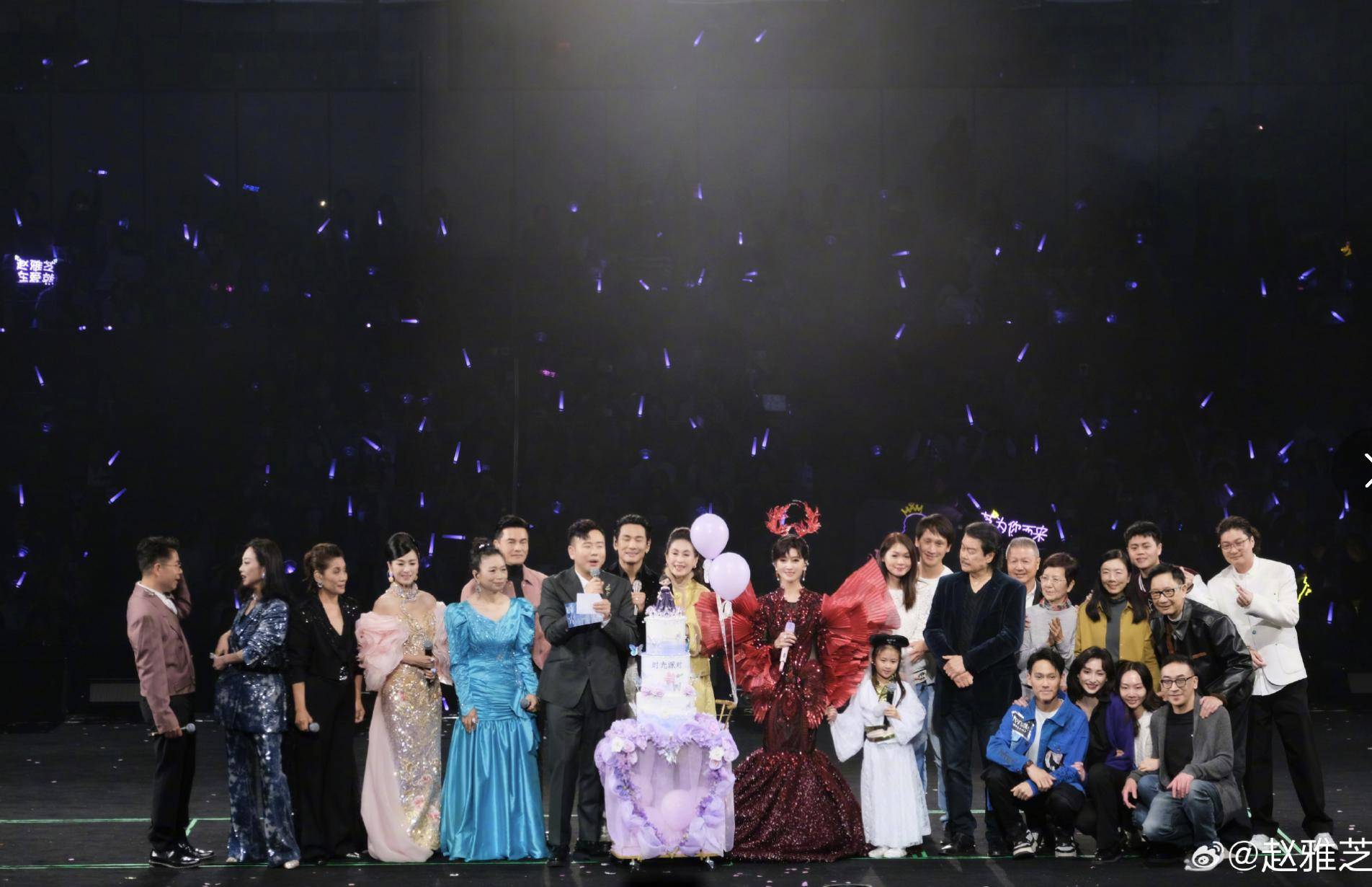 赵雅芝三代同堂现身机场，45岁次子携女儿罕露脸，与继父相处融洽