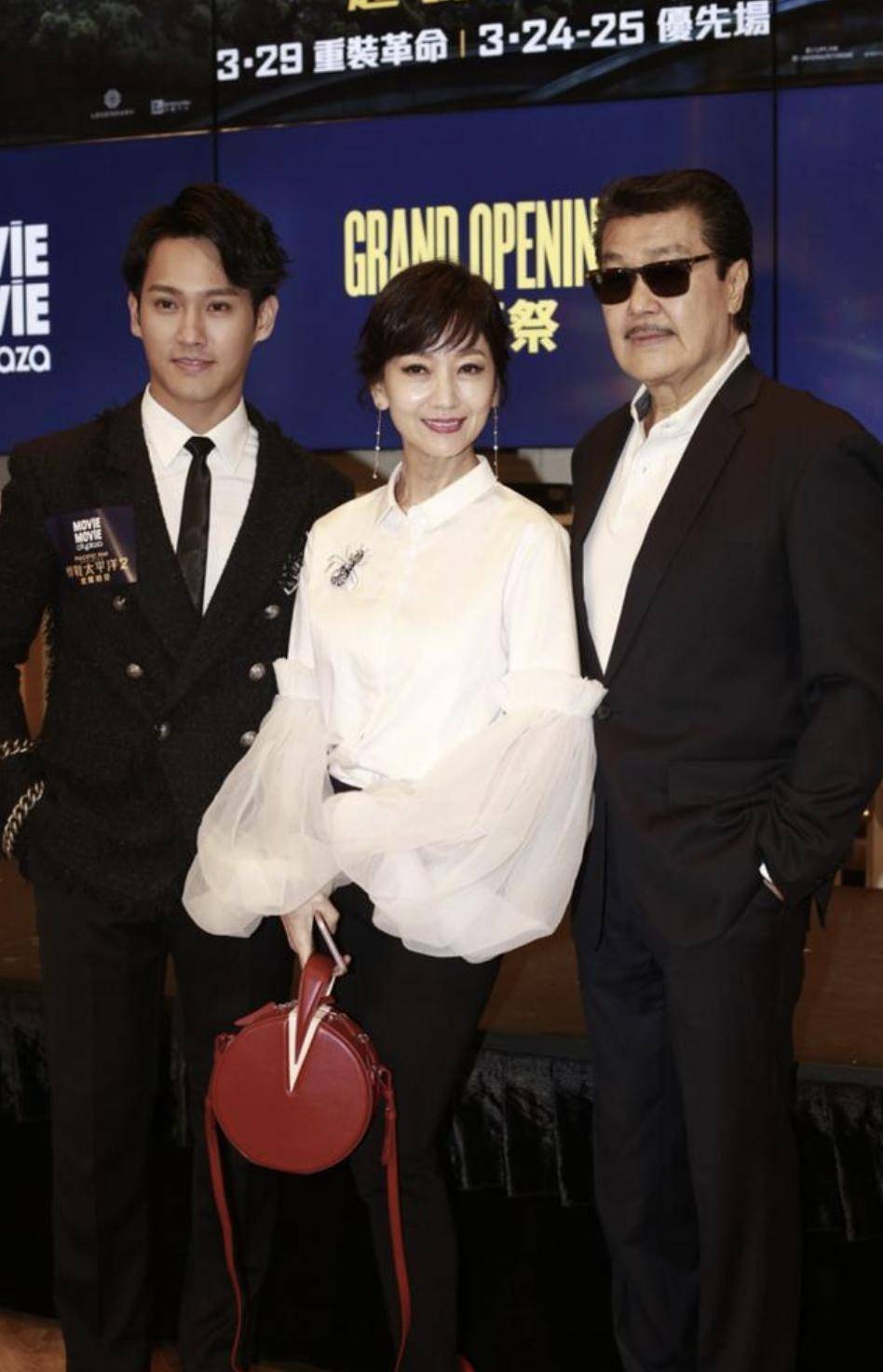 赵雅芝三代同堂现身机场，45岁次子携女儿罕露脸，与继父相处融洽