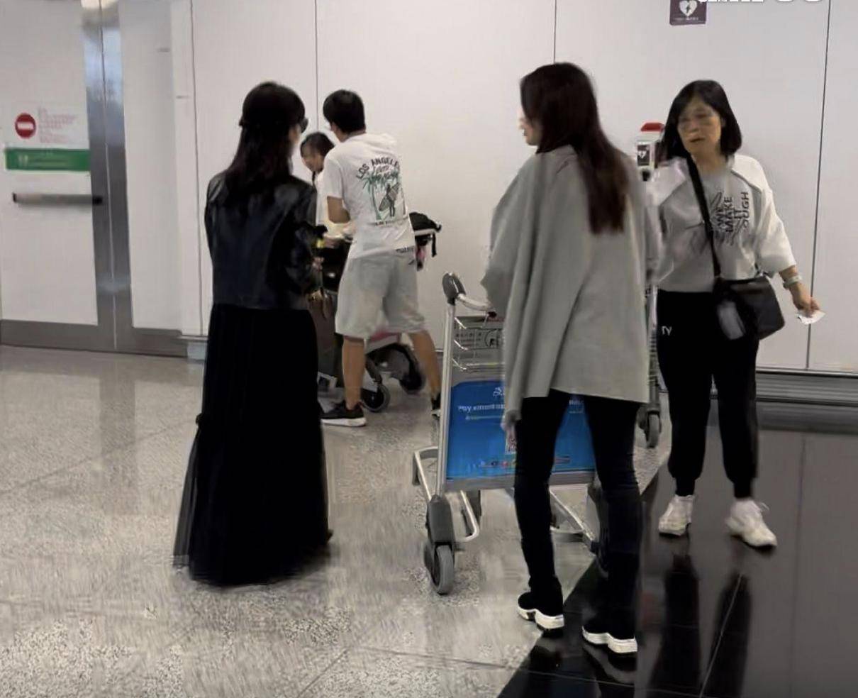 赵雅芝三代同堂现身机场，45岁次子携女儿罕露脸，与继父相处融洽