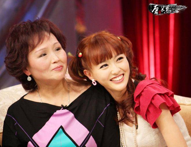 罗晋父亲告别仪式：布置低调，唐嫣和父母现身，20字挽联泪目！