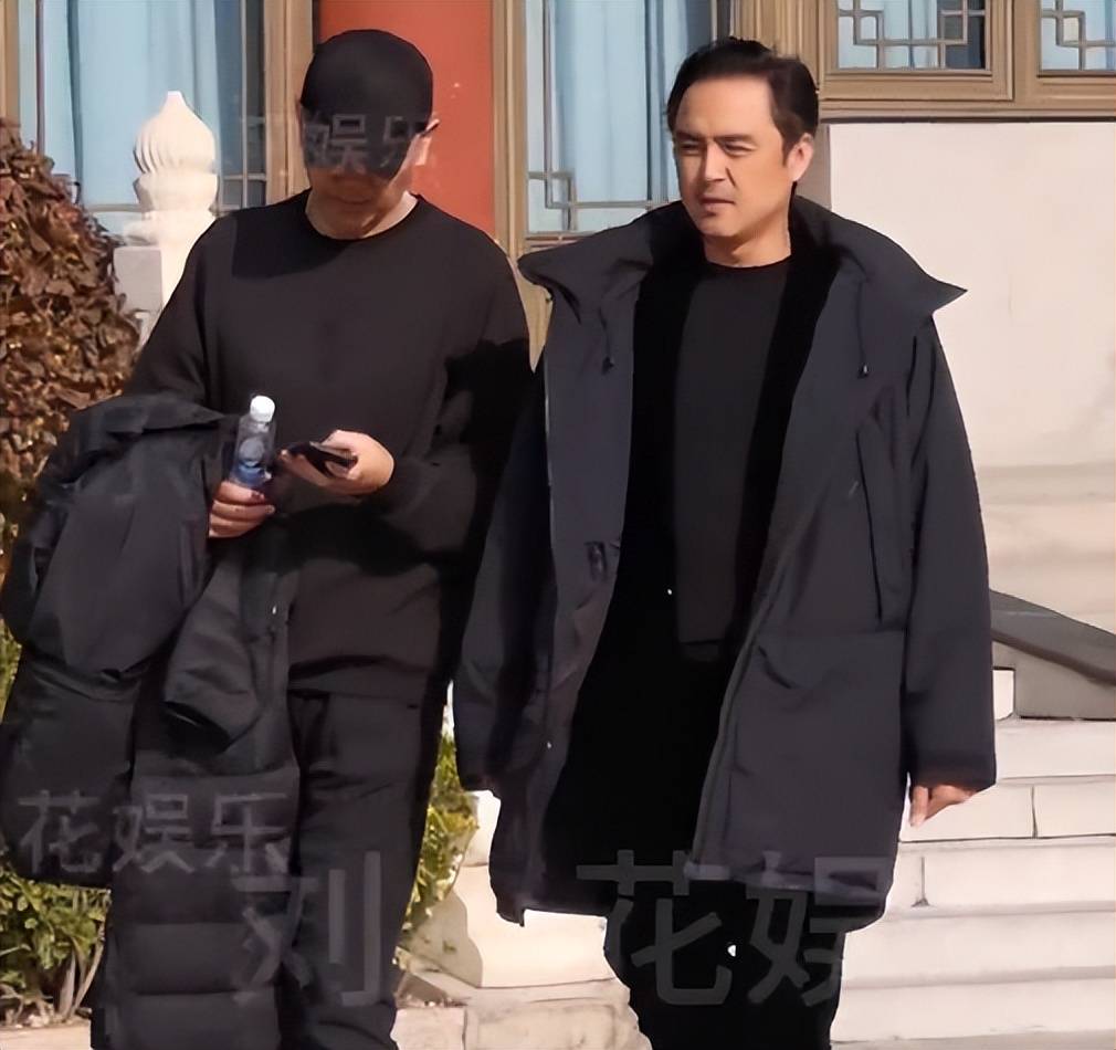 唐嫣现身罗晋父亲葬礼，作为儿媳送公公骨灰上车，罗晋在前捧遗像