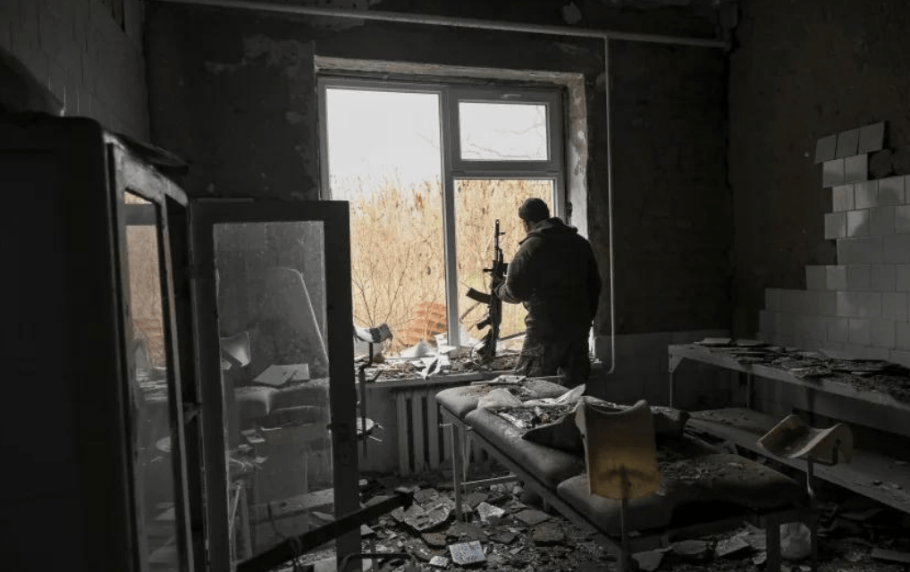 破鼓万人捶,泽连斯基被美国逼着一周内接受28点和平计划,乌克兰前线再传噩耗