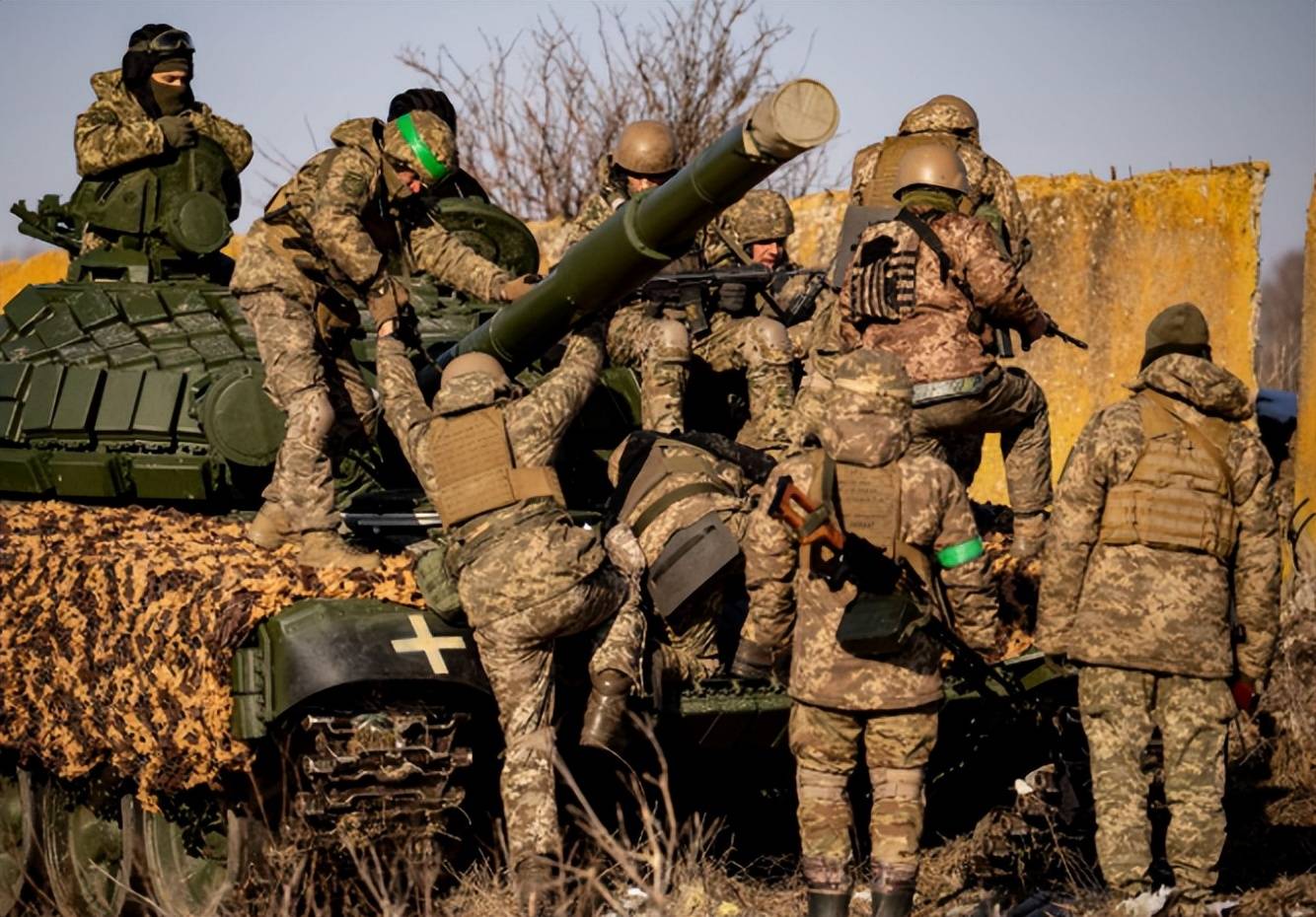 乌克兰被卖得干脆！特朗普“两头吃”，威逼乌克兰7天内接受和平方案，泽连斯基只改了一条