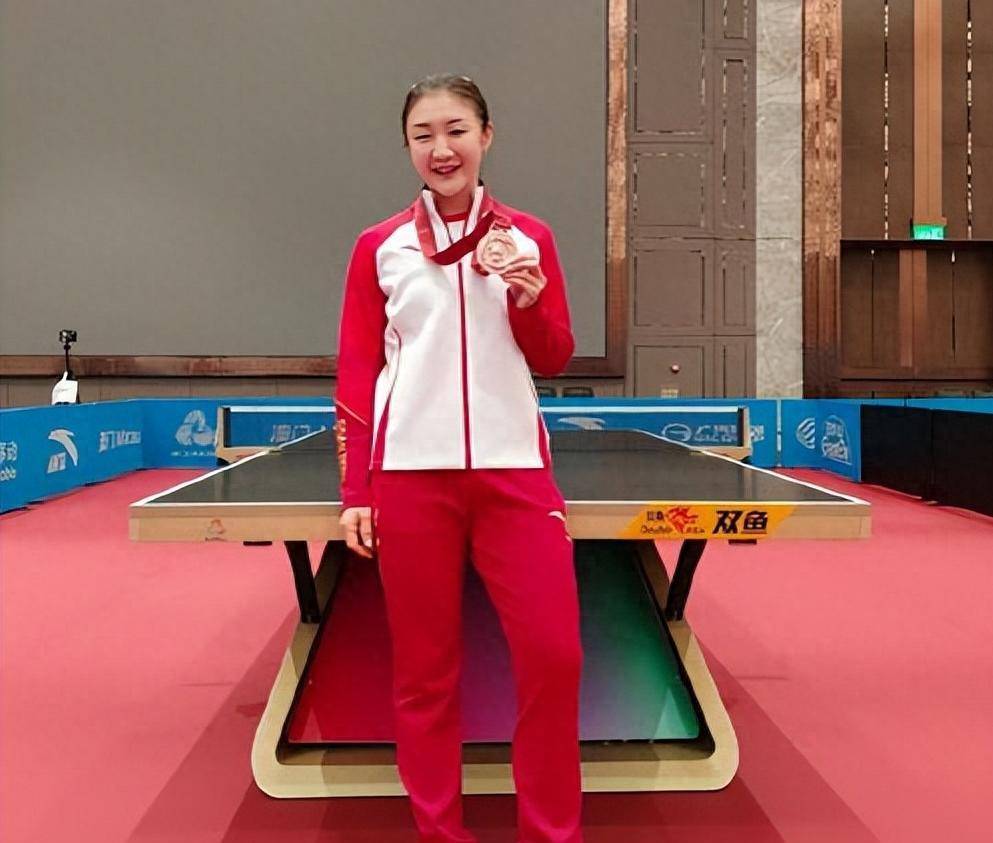 米兰体育- 米兰体育官方网站 世界杯官方指定投注平台比赛时英姿飒爽生活中肤白貌美陈梦机场穿搭出圈网友：好美