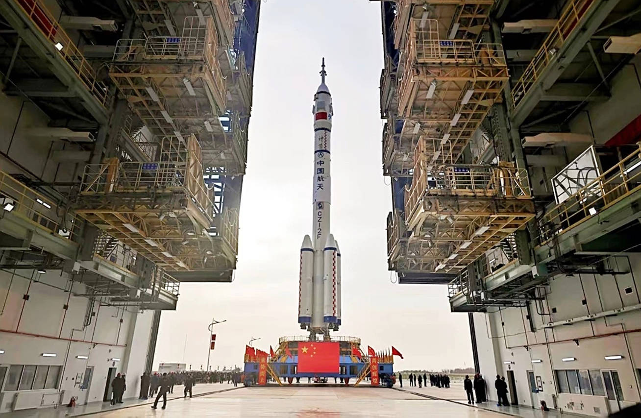 原创 神舟二十二号成功发射!美国难企及中国航天速度,巴航天员将要来