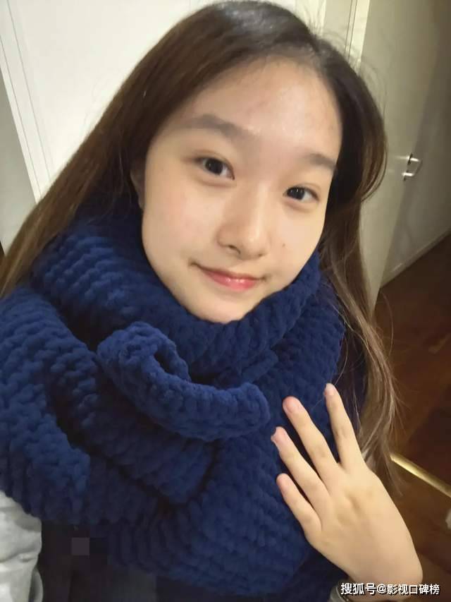 马伊琍的大女儿晒外婆织的围巾，素颜出镜的她很清秀，五官似文章