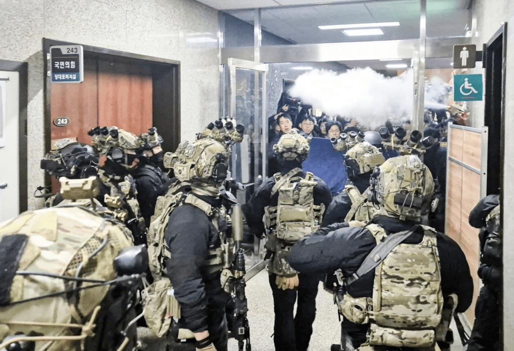 韩军中将自曝曾向尹锡悦下跪,苦劝总统千万不要发动戒严,尹锡悦的不屑与固执酿了大错