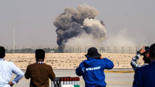 光辉战机迪拜一摔,吓跑4个国家,印度人急了:中巴战机更危险?