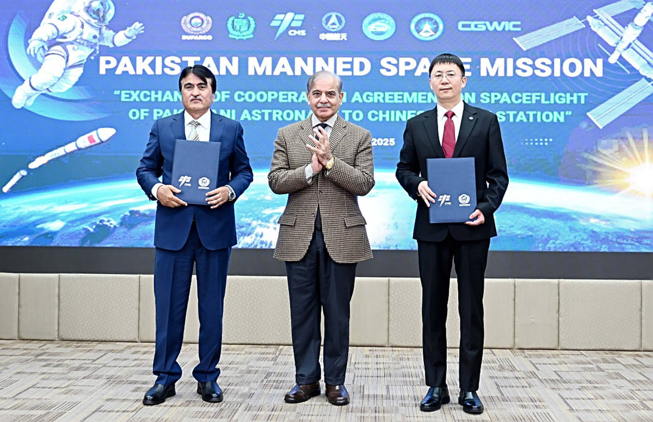 原创 神舟二十二号成功发射!美国难企及中国航天速度,巴航天员将要来