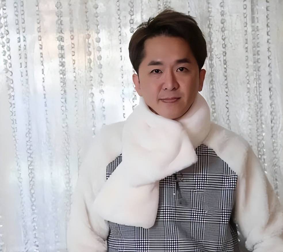 58岁富豪自曝看过近百名女星卸妆后的样子，强调自己“重感情”