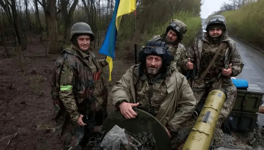 6万铁甲狂飙45公里！乌军1.2万人被逼入绝境，11轮空袭斩断最后补给线