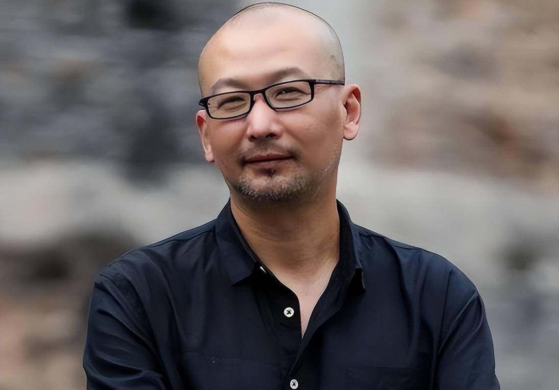 58岁的管虎获得金字塔荣誉奖