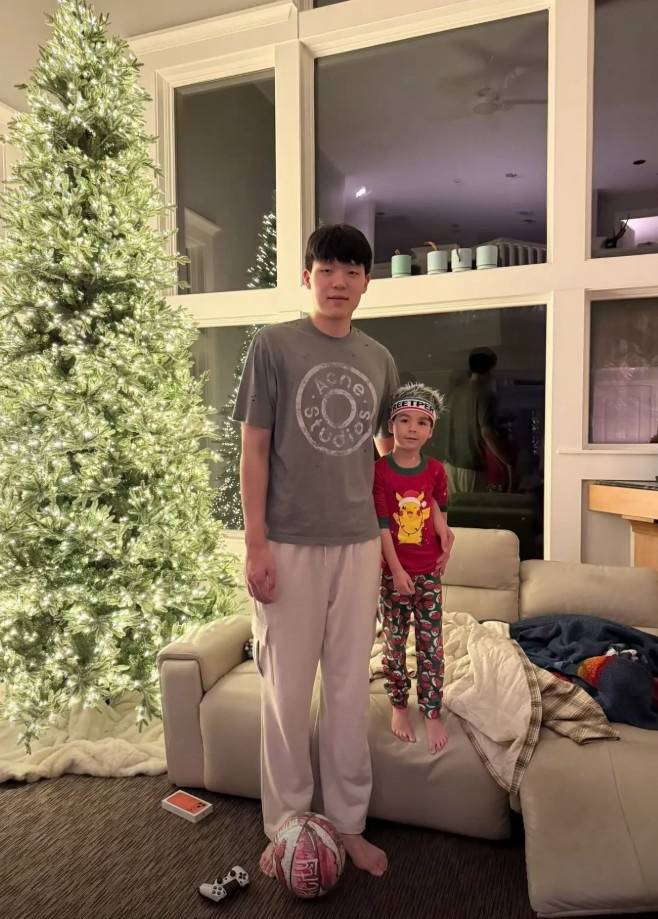 杨瀚森与女友一起在当地华人家中过感恩节