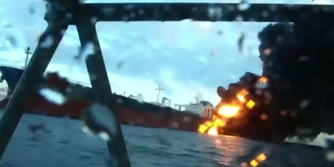 乌克兰得意忘形，黑海三声巨响，自爆艇突袭得手，炸掉美国资产？