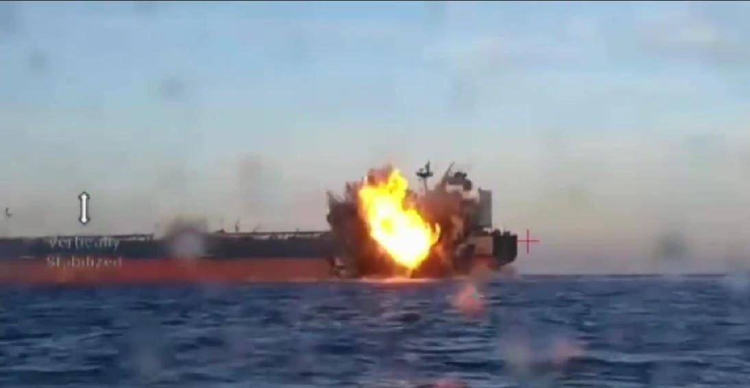 乌克兰得意忘形，黑海三声巨响，自爆艇突袭得手，炸掉美国资产？