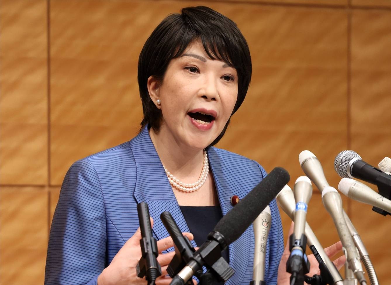 局势愈发严峻了，日本的战争准备全面铺开？高市早苗政府通知中国2个不变，却急扩军到GDP2%