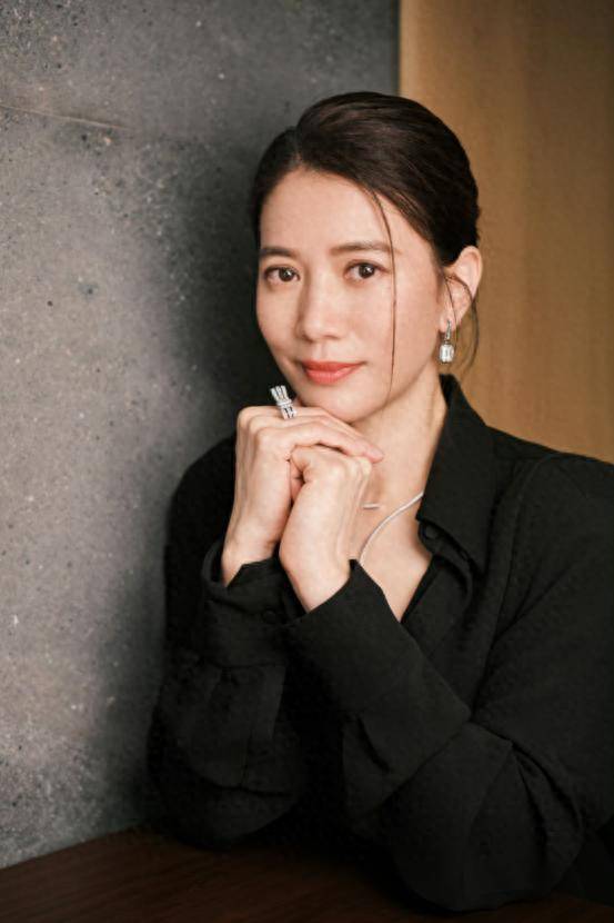 中的出色表演，连续两年荣获香港电影金像奖最佳女主角，事业如日中天。随着事业蒸蒸日上，袁咏仪于2001