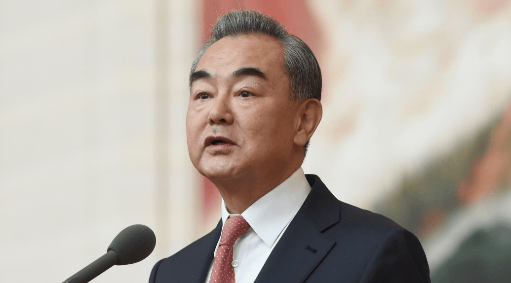 王毅外长刚到莫斯科，普京就送上两份“大礼”，特朗普发现不对劲！