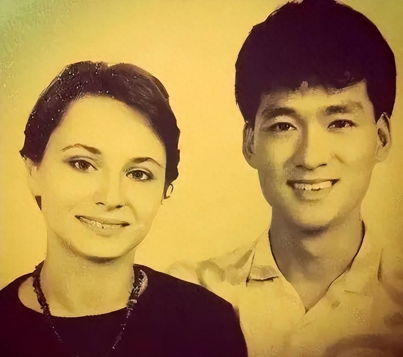 周华健带国外老婆回潮汕！一家3口同框祭祖，65岁妻子满头银发，与当地老乡互动好欢乐！