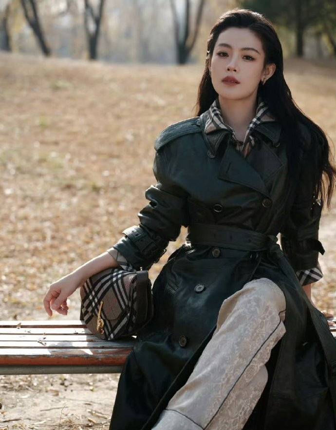 高圆圆低胸修身裙好有冲击力，刘诗诗满裙花瓣自带油画氛围！