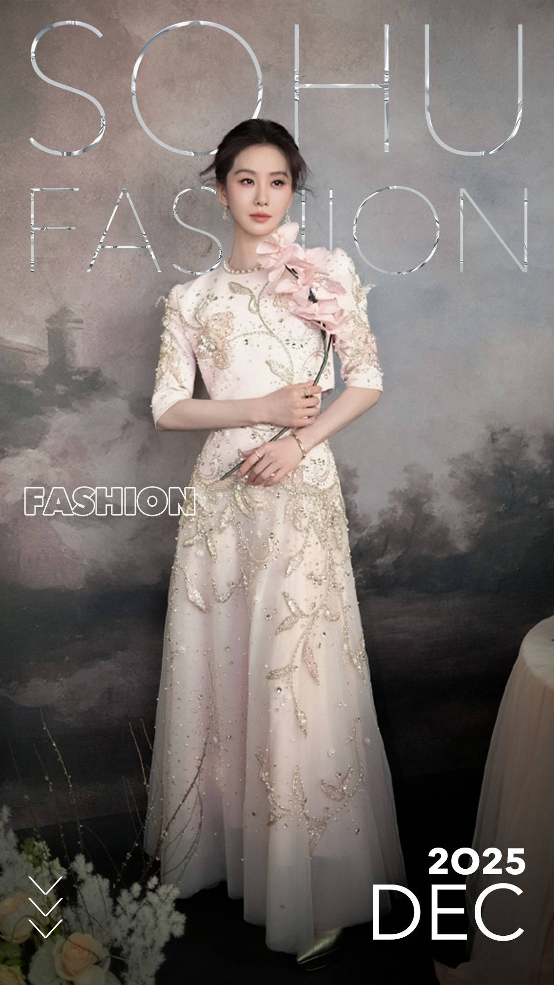 高圆圆低胸修身裙好有冲击力，刘诗诗满裙花瓣自带油画氛围！