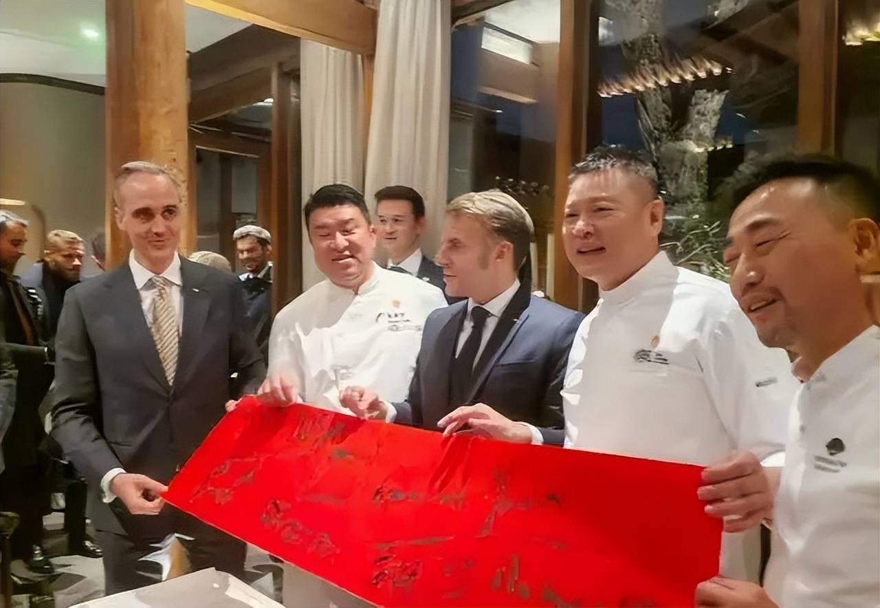 巩俐陪马克龙夫妇吃烤鸭!穿黑衣扎丸子头气场强,没戴华丽首饰很低调,曾多次跟随马克龙访华