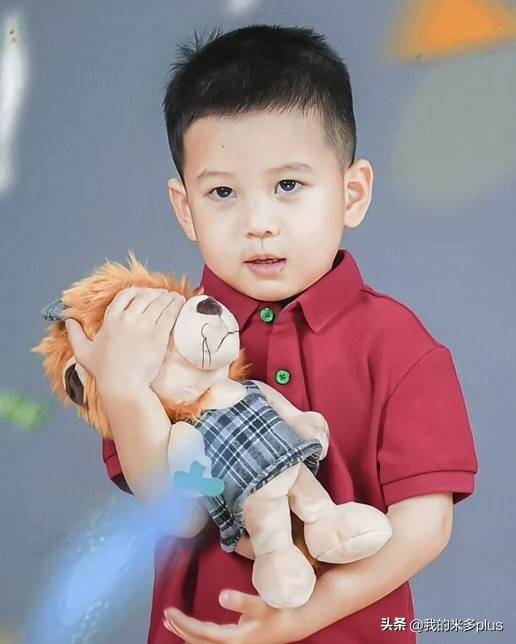 王雷小儿子4岁生日,李小萌露肩装女人味十足,弟弟比哥哥颜值高