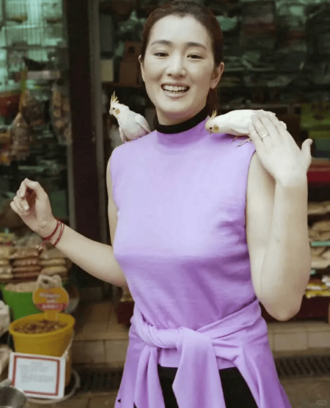 巩俐陪马克龙夫妇吃烤鸭!穿黑衣扎丸子头气场强,没戴华丽首饰很低调,曾多次跟随马克龙访华