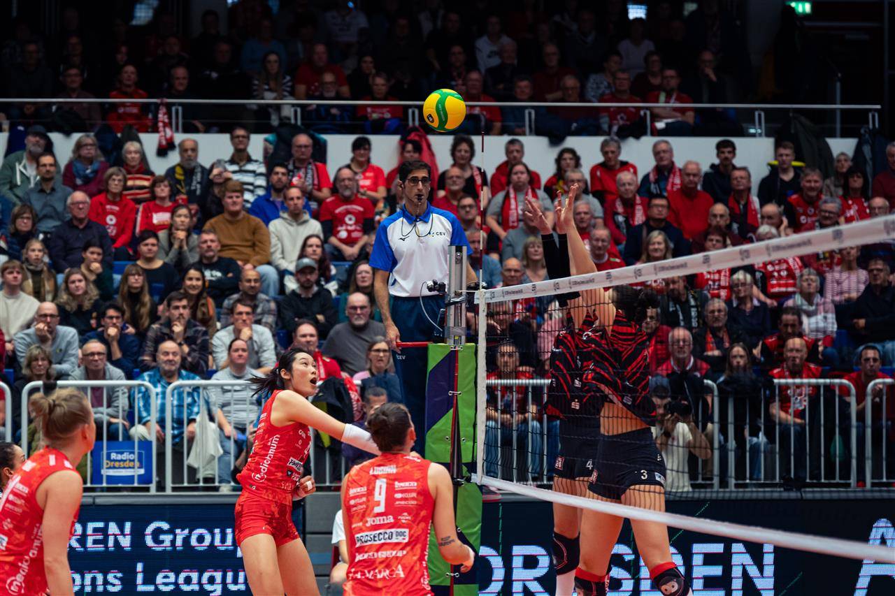 女排意超-朱婷揽常规赛半程冠军 庄宇珊首秀4局轰20分