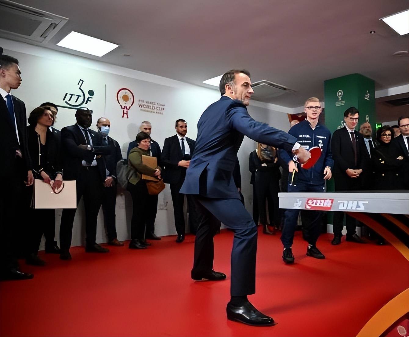 中日关系紧张之际，马克龙结束访华后公开发文，对中国态度一目了然，释放3大强烈信号