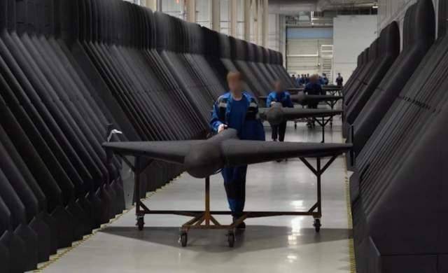 美军放弃高端路线，砸钱狂造30万架自杀无人机，目标直指东大