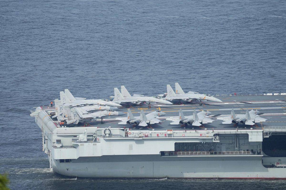 日本战机在辽宁舰附近盘旋，歼15出击雷达锁定，日防长却倒打一耙