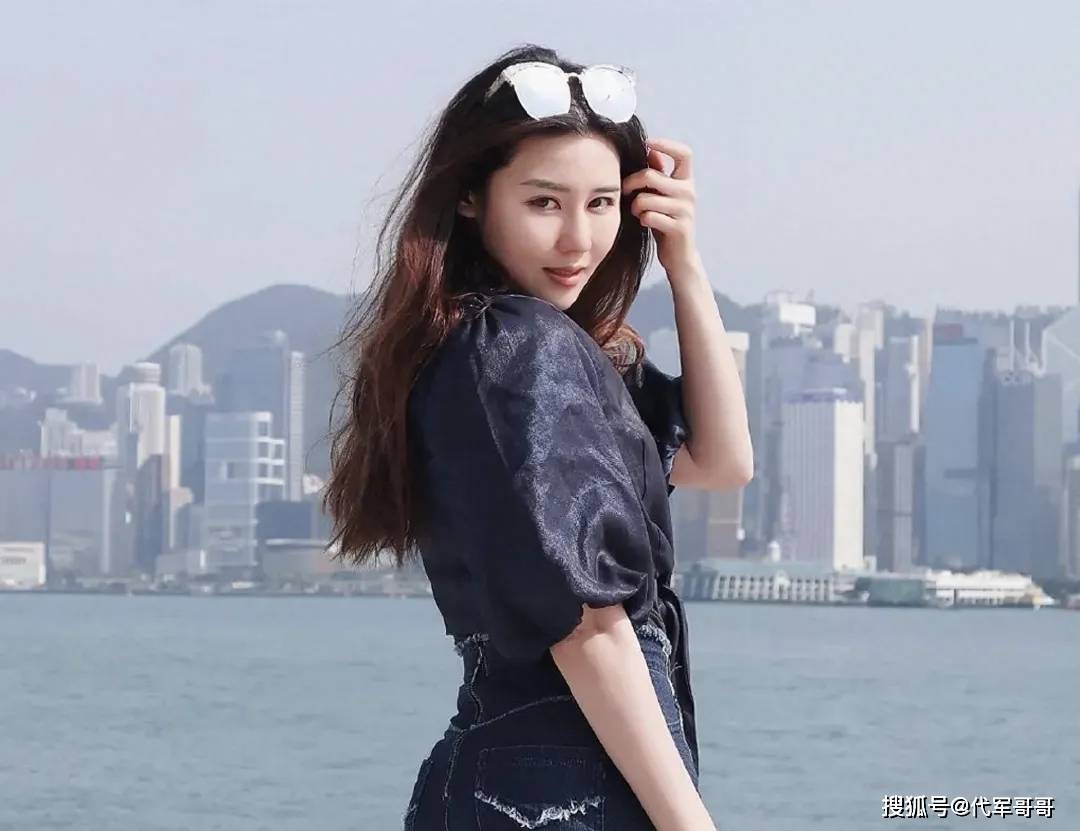 她被称为“翻版张柏芝”,5年前被男友划伤面部,如今改名直播带货还房贷