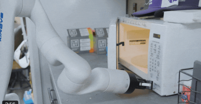 马斯克脑机接口公司重大突破，1.5秒快速植入电极，万人等待上脑