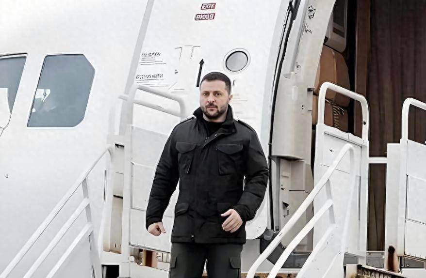 俄军700枚导弹突袭乌全境！泽连斯基专机遭五架军机围堵，最终拿到1.25欧元援助