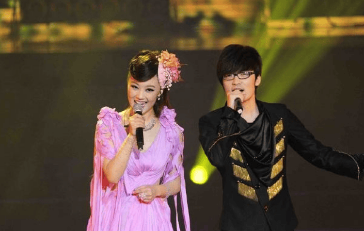 考古|玖月奇迹被曝已复婚,王小玮疑似怀孕小腹隆起,为何两人至今不同台演出?