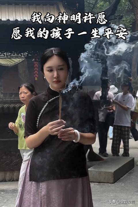 张纪中寺庙散步，肚溜圆眼呆滞，杜星霖瘦脱相，满脸嫌弃走在后面