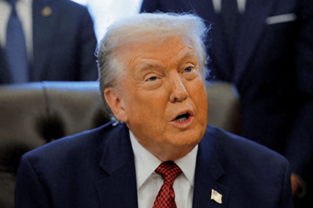 被特朗普骂得受不了,泽连斯基说只要满足一个条件,接受在战时进行总统选举