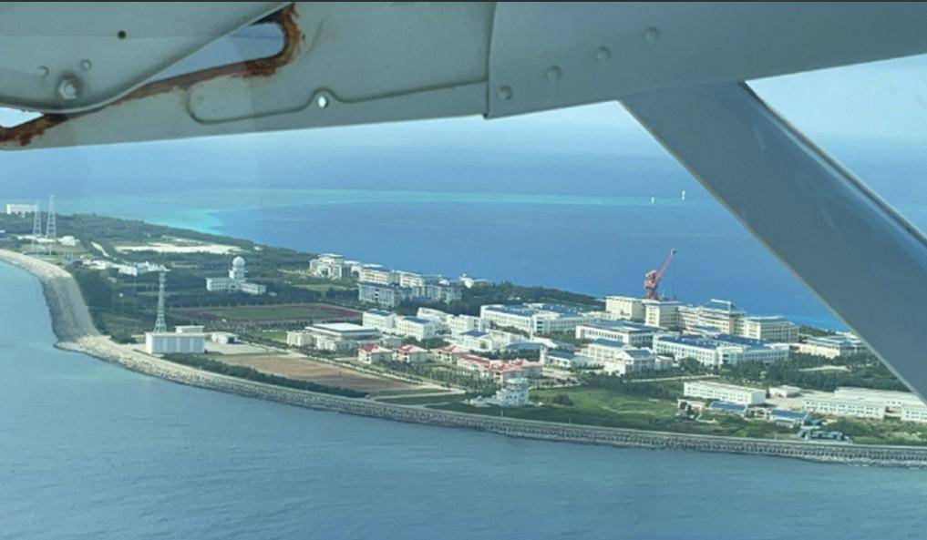 不听劝告，菲军机抵近渚碧礁，我军向其警告射击，逼其转向离开