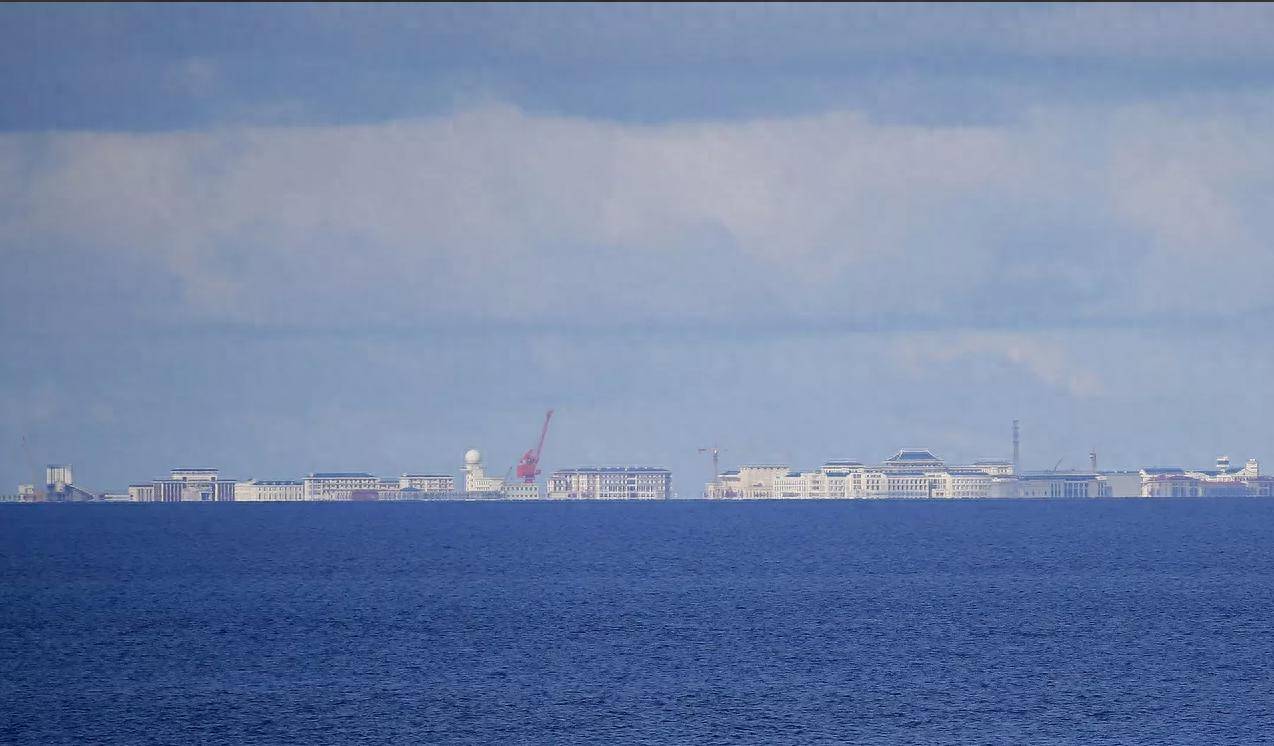 不听劝告，菲军机抵近渚碧礁，我军向其警告射击，逼其转向离开