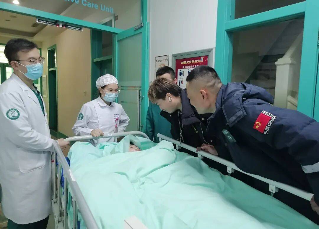 大连36岁女救援队员搜救失联女孩3天！女孩找到了，她却倒下了