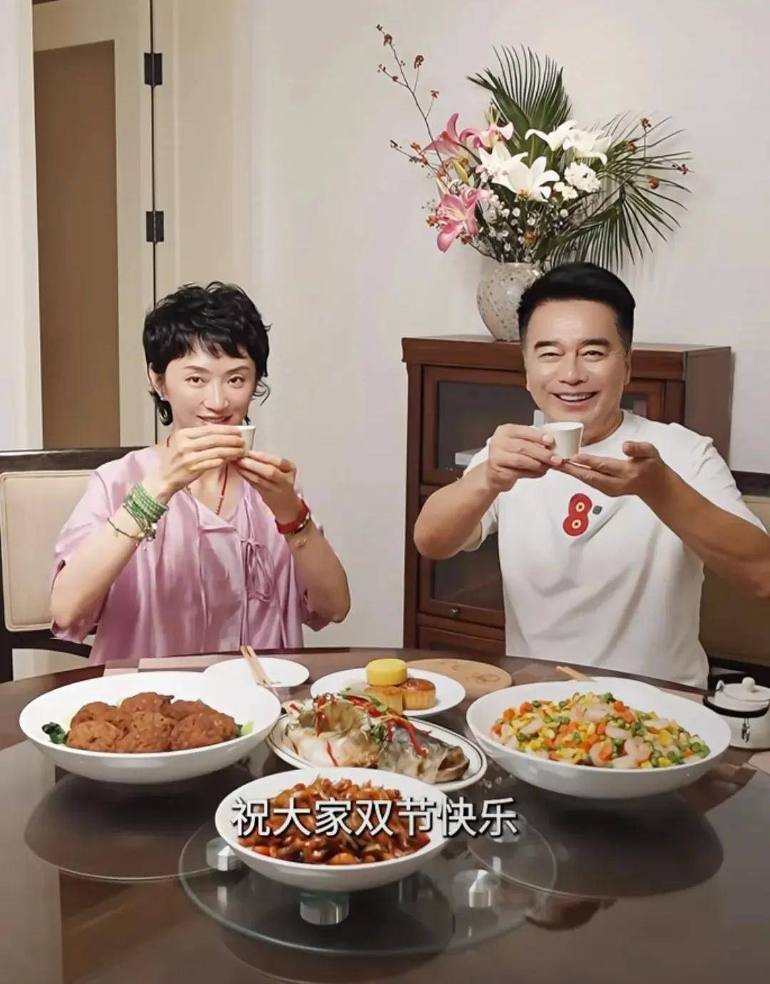 许亚军四任妻子,两任已离世,何晴生前透露,与前夫一家关系和睦