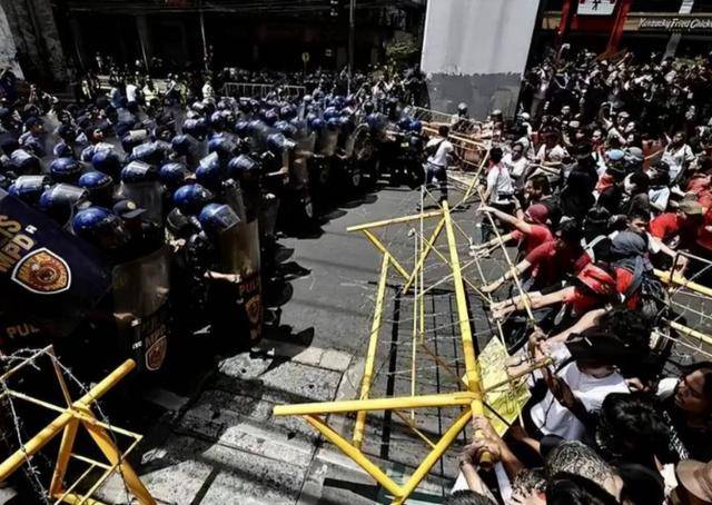 日菲一拍即合，南海变成1：3！马科斯没想到，中方果断打废2艘菲船